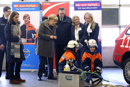 Angela Merkel besucht Jugendfeuerwehr in Berlin