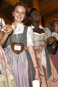 Madlwiesn im Schützen-Festzelt auf dem Oktoberfest 2018 in München