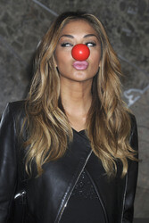 Nicole Scherzinger beleuchtet das Empire State Building in New York