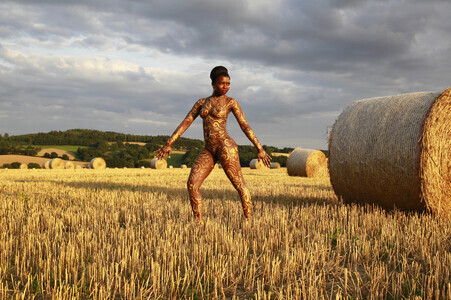 NATURE ART: Auf einem Feld in der Abendsonne / On a Field in the Evening Sun Bodypainting