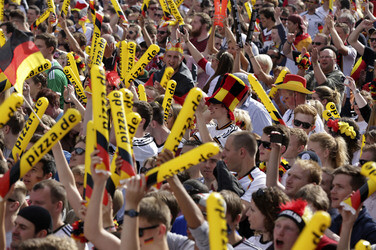 WM-Fanmeile beim Spiel Deutschland gegen Portugal, Berlin
