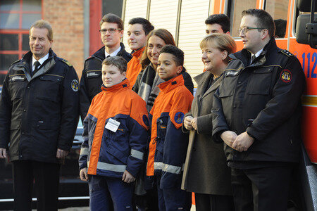 Angela Merkel besucht Jugendfeuerwehr in Berlin