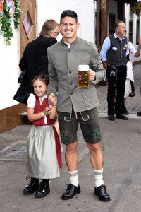 FC Bayern München Wiesnbesuch in Käfers Wiesn-Schänke auf dem Oktoberfest 2018 in München