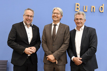 Bundespressekonferenz 'Sondervermögen für Infrastruktur - Mit Geld alleine kann man nicht bauen!' in Berlin