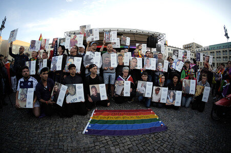 Gedenken an die Opfer des Anschlags von Orlando in Berlin