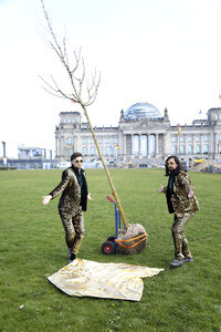 Baumpflanzaktion mit Carsten Schneider in Berlin