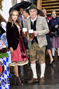 FC Bayern Team auf dem Oktoberfest in München