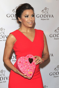 Eva Longoria präsentiert Valentinstag-Geschenke