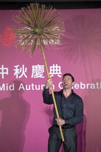 Hugh Jackman beim Tai Hang Fire Dragon Dance Festival in Hong Kong