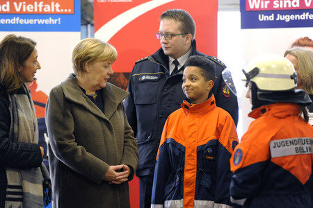 Angela Merkel besucht Jugendfeuerwehr in Berlin