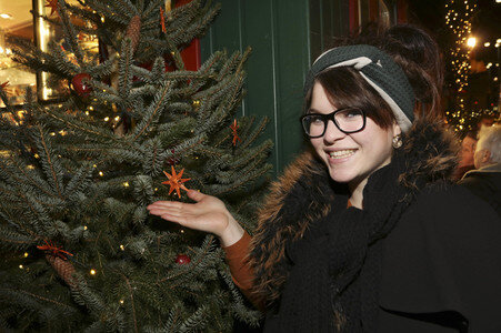 Jana Meyerdierks und Carolina Gorun auf dem Weihnachtsmarkt in Hamburg