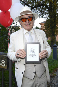 Theaterpremiere 'Der eingebildet Kranke' und 90. Geburtstag von Dieter Hallervorden in Berlin