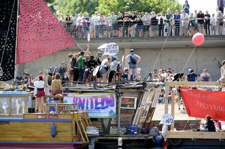 Gegendemo zur AfD Demo 'Zukunft Deutschland' in Berlin
