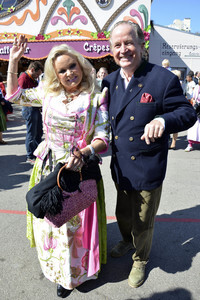 Damen-Wiesn 2015 von Unternehmerin Regine Sixt auf dem Oktoberfest in München