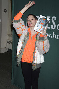 Buchsignierstunde mit Rose McGowan Book in New York