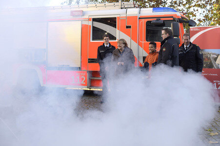 Angela Merkel besucht Jugendfeuerwehr in Berlin