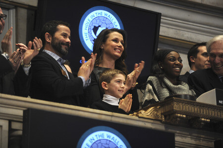 Bridget Moynahan äutet die NYSE Closing Bell in New York