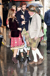 FC Bayern Team auf dem Oktoberfest in München