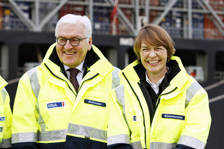 Frank-Walter Steinmeier besichtigt den HHLA Container Terminal Altenwerder in Hamburg