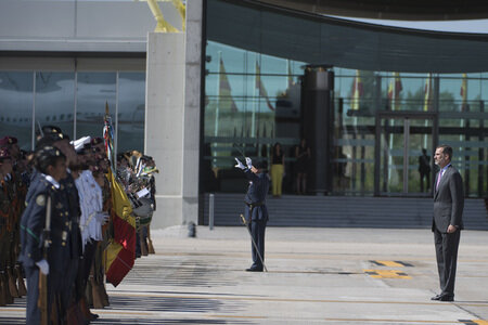 Königin Letizia und König Felipe beim Abflug am Flughafen Madrid-Barajas