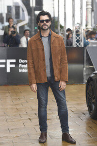 Ankunft von Álvaro Morte auf dem San Sebastian International Film Festival 2025