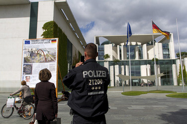 Info-Tafel über den Bau eines Friedhofs für unbekannte Einwanderer in Berlin