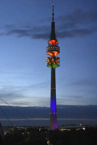 Der Olympiaturm in Regenbogenfarben in München