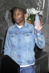 Pharrell Williams beleuchtet das  Empire State Building, New York