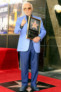 Charles Aznavour erhält einen Stern auf dem Hollywood Walk of Fame in Los Angeles