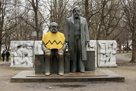 Karl Marx mit Charlie Brown Strickpullover in Berlin