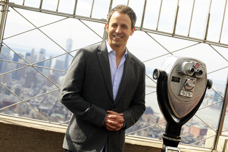 Seth Meyers schaltet das Licht am Empire State Building ein in New York