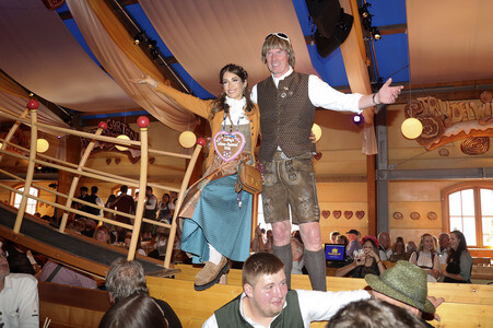 Cathy Hummels Wiesn-Bummel beim Oktoberfest 2026 in München