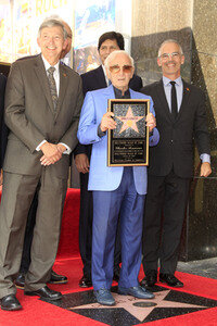 Charles Aznavour erhält einen Stern auf dem Hollywood Walk of Fame in Los Angeles