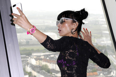 Bai Ling mit Entourage in Düsseldorf