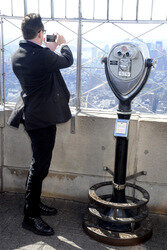 Jullian Lennon und die Lupus Foundation schalten lila Licht am Empire State Building an, New York