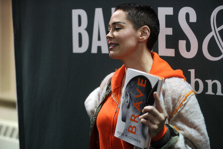 Buchsignierstunde mit Rose McGowan Book in New York