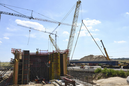 Arbeiten am Neubau der Brücke der B 101 bei Großenhain
