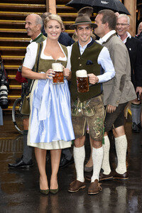 FC Bayern Team auf dem Oktoberfest in München