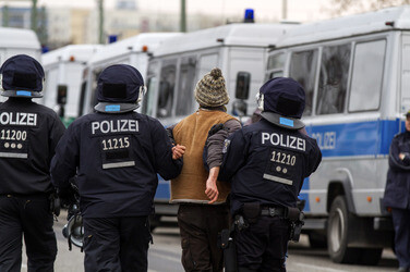 Gegen-Demo zur Neonazi-Demo gegen Flüchtlinge, Berlin