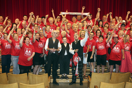 Fototermin mit Katharina Thalbach, Pierre Besson und Fans vom 1. FC Ubion in Berlin