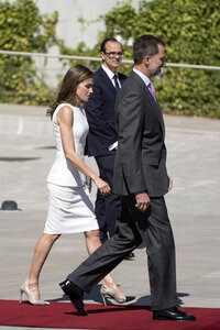 Königin Letizia und König Felipe beim Abflug am Flughafen Madrid-Barajas