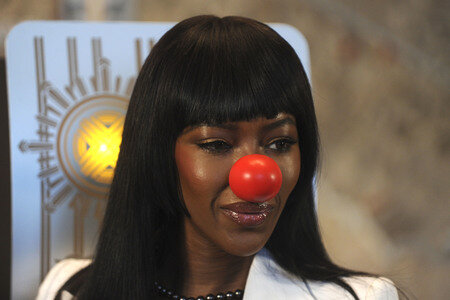 Naomi Campbell schaltet das rote Licht des Empire State Buildings an in New York