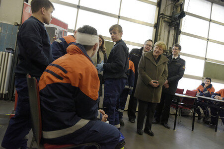 Angela Merkel besucht Jugendfeuerwehr in Berlin
