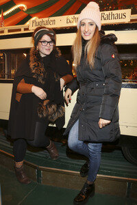 Jana Meyerdierks und Carolina Gorun auf dem Weihnachtsmarkt in Hamburg