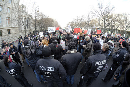 Protestkundgebung gegen russischen Militäreinsatz in Syrien in Berlin