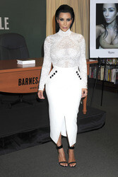 Kim Kardashian signiert ihr Buch 'Selfish' in New York