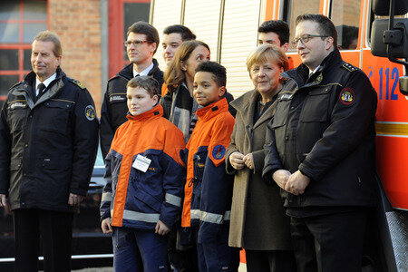 Angela Merkel besucht Jugendfeuerwehr in Berlin