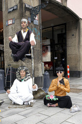 Bai Ling mit Entourage in Düsseldorf