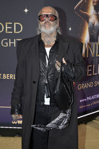 Weltpremiere der 'Blinded by Delight' Grand Show 2025 in Berlin