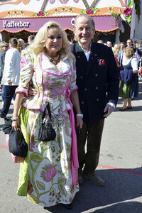 Damen-Wiesn 2015 von Unternehmerin Regine Sixt auf dem Oktoberfest in München